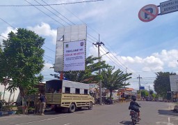 7 Papan Reklame di Kota Mojokerto Disegel Satpol PP