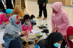 Siswa SLB di Gresik Ikuti Lomba Mewarnai Tas dan Menghias Tumpeng