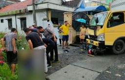 Motor Tertabrak Truk di Gresik, Suami Tewas, Istri Luka Berat