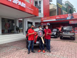 Wow! Rutin Tukar Poin Telkomsel, Guru SD di Situbondo Dapat Toyota Rush