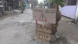 Jalan Desa Rusak, Warga di Jombang Tanam Pohon Pisang