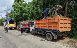Kelebihan Muatan, Truk Pengangkut Pasir di Ponorogo Ditindak