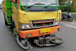 Truk Tabrak Pemotor di Pasuruan, 1 Orang Luka Berat