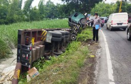 Truk Trailer Seruduk 6 Kendaraan di Probolinggo, Satu Orang Terluka