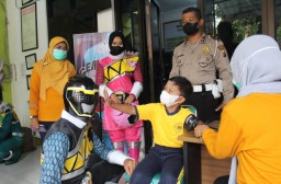 Power Ranger Hibur Anak-anak saat Vaksin di Jombang