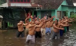 Cara Warga Rejoso, Pasuruan Hilangkan Penat di Tengah Kepungan Banjir