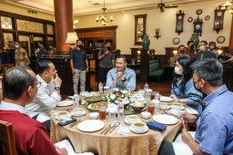 AHY Malam Mingguan Bareng Wali Kota Surabaya di Tunjungan Plaza