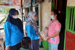 Ringankan Beban Pedagang, AMM Lamongan Bagikan Minyak Goreng Gratis