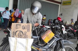 Masih Langka, Warga Rela Antre Minyak Goreng di Jombang
