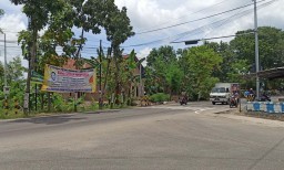 Banner Berisi Keluhan Peternak Ayam Petelur Tersebar di Ponorogo