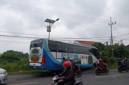 Bus Tabrak Pemotor di Madiun, 2 Orang Luka-luka