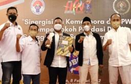 Bupati Gresik Terima Penghargaan Inisiator Olahraga dari Siwo PWI Pusat