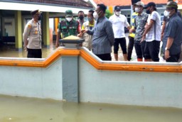 Tinjau Banjir Luapan Sungai Kali Lamong, Bupati Gresik Beberkan Solusi Terbaik