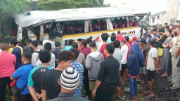 Kondisi Terkini Bus Harapan Jaya yang Tertabrak Kereta Api di Tulungagung