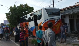 Banting Setir Diduga Hindari Pengendara, Bus di Gresik Seruduk 3 Rumah