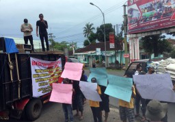 Suarakan Sejumlah Tuntutan, Massa Demo di Kantor Kecamatan Cluring, Banyuwangi