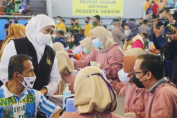 Khofifah Minta Kabupaten dan Kota di Jatim Fokus Kejar Target Vaksinasi
