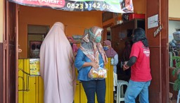 Ibu Muda di Ponorogo Jual Minyak Goreng Murah, Alasannya Bikin Haru