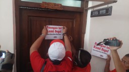 Tak Bisa Temui Anggota Dewan, LSM Segel Ruang Kantor DPRD Kota Probolinggo