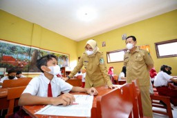 Pantau PTM, Bupati Ipuk: Sekolah Harus Respon Cepat dan Menyesuaikan Diri