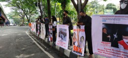 Sidang Kasus SPI, Ratusan Banner Bertebaran Tuntut JEP Ditahan