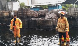 Pabrik Limbah Ban di Gresik Hangus Terbakar
