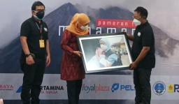 Gubernur Khofifah Buka Pameran Foto Mahameru PFI Surabaya