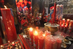 Foto: Warga Keturunan Tionghoa di Gresik Khidmat Berdoa saat Malam Imlek