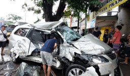 Ban Meletus, Truk Wing Boks Hantam Innova dan 2 Motor di Sidoarjo