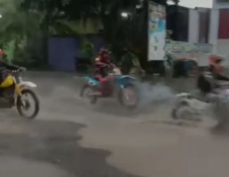 Usai Viral Tangkap Lele, Kubangan Jalan di Jombang Jadi Sirkuit Motor Trail
