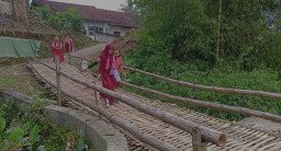 Setahun Ambrol, Siswa di Ponorogo Pergi Sekolah Lewati Jembatan Bambu