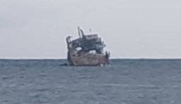 Kapal Nelayan Karam Usai Tabrak Batu Karang di Pulau Bawean