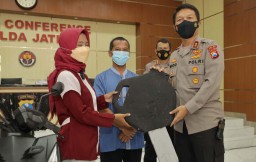 Momen Polisi Kembalikan Motor Driver Ojol Wanita di Surabaya yang Hilang Dicuri