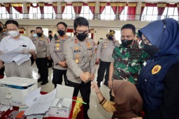 Tinjau Vaksinasi di Mojokerto, Kapolda Jatim Beber Kesiapan Hadapi Omicron