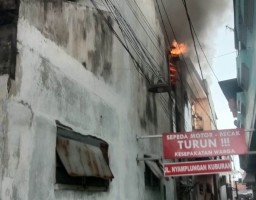 Rumah Dua Lantai di Surabaya Terbakar, Warga Sempat Panik Dengar Suara Ledakan