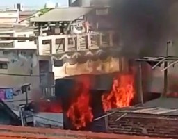Rumah Dua Lantai di Surabaya Terbakar, Warga Sempat Dibuat Panik