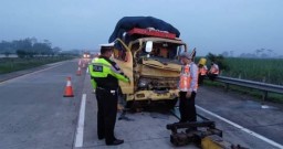 Truk Tabrak 'Pantat' Tangki di Tol Jombang, Dua Orang Luka