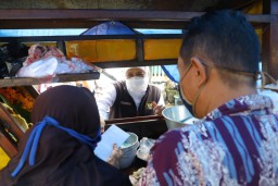 Khofifah Minta Lembaga Pembiayaan Proaktif Layani Usaha Ultra Mikro
