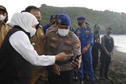 Khofifah Serahkan Santunan untuk Keluarga Korban Ritual Maut di Jember
