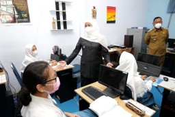 Gubernur Khofifah Pastikan PTM di Jatim  Menyesuaikan Ketentuan Terbaru