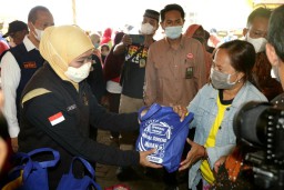 Khofifah Minta Distributor Minyak Goreng Tidak Menunda Penyaluran Demi Cuan