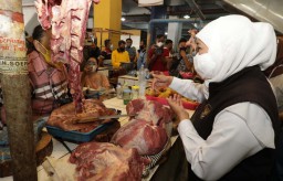 Khofifah Sebut Harga Daging Sapi di Jatim Terpantau Normal
