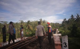 Tak Hiraukan Suling Lokomotif, Perempuan di Banyuwangi Tertabrak Kereta Api