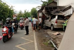 Avanza Seruduk Pemotor dan Warung di Malang, Pasutri Tewas