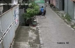 Maling Bersarung Terekam CCTV Curi HP di Surabaya, Begini Penampakannya