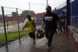 Mas Dhito Pimpin Gotong Royong Kuras Genangan Air Stadion Brawijaya