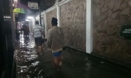 Hujan Deras Guyur Kota Pasuruan, Masjid Jami Al Anwar Dikepung Banjir
