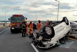 Mobil Avanza Terbalik di Jembatan Suramadu, Tiga Orang Terluka