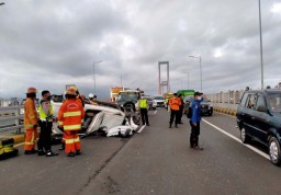 Foto: Mobil Avanza Ringsek Terbalik di Jembatan Suramadu