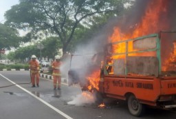 Mobil DLH Terbakar di Jalan Ir Soekarno MERR IIC Surabaya, Pengemudi Selamat